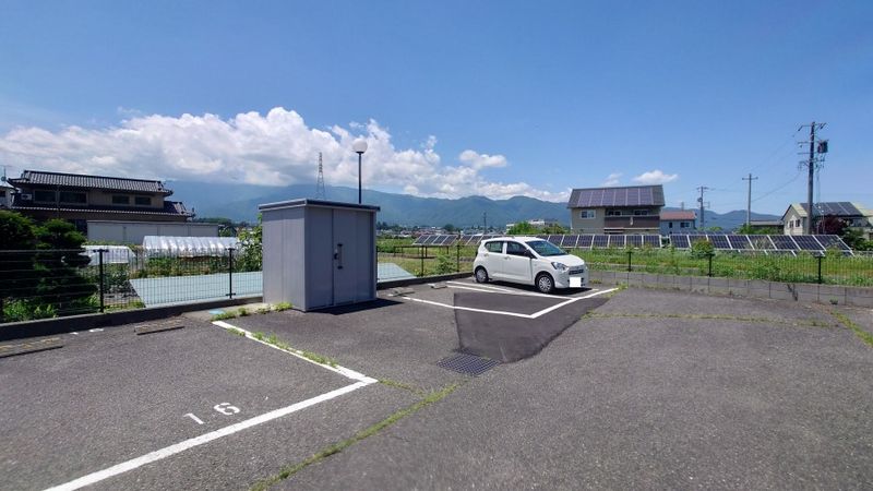 レオパレスシャラ３６ 駐車場