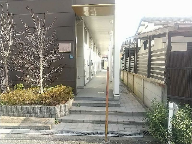 レオパレススリーフォー エントランス