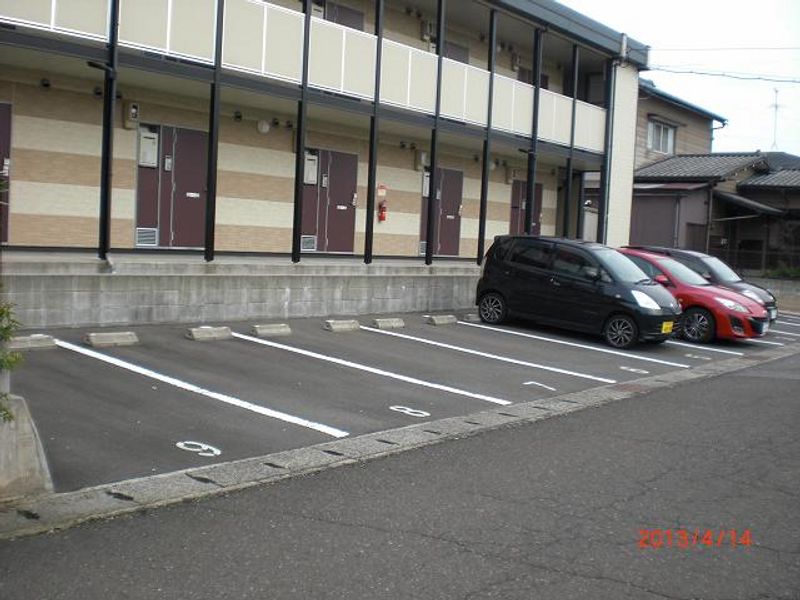 レオパレスグラスパル 駐車場