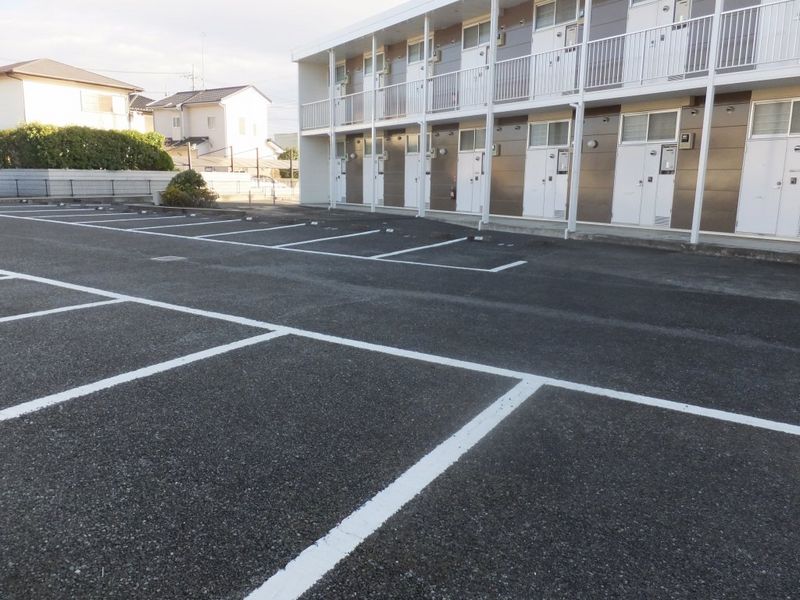 レオパレスしげる 駐車場