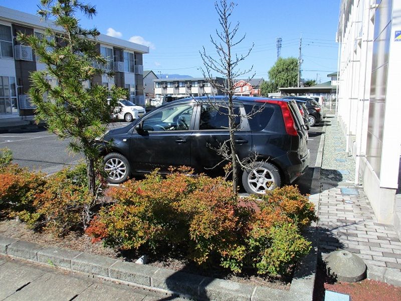 レオパレスアルテⅡ 駐車場
