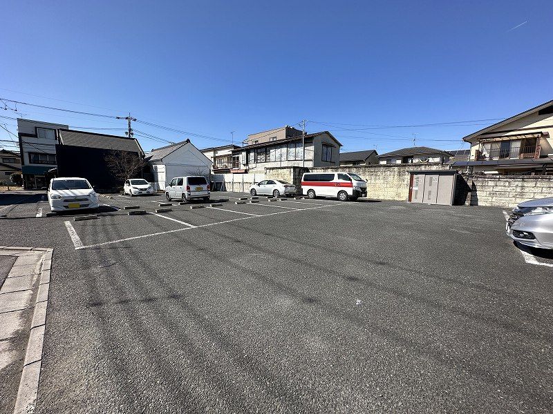レオパレスｉハウス 駐車場