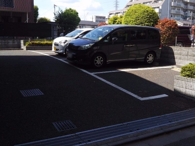 レオパレスベルガモット 駐車場