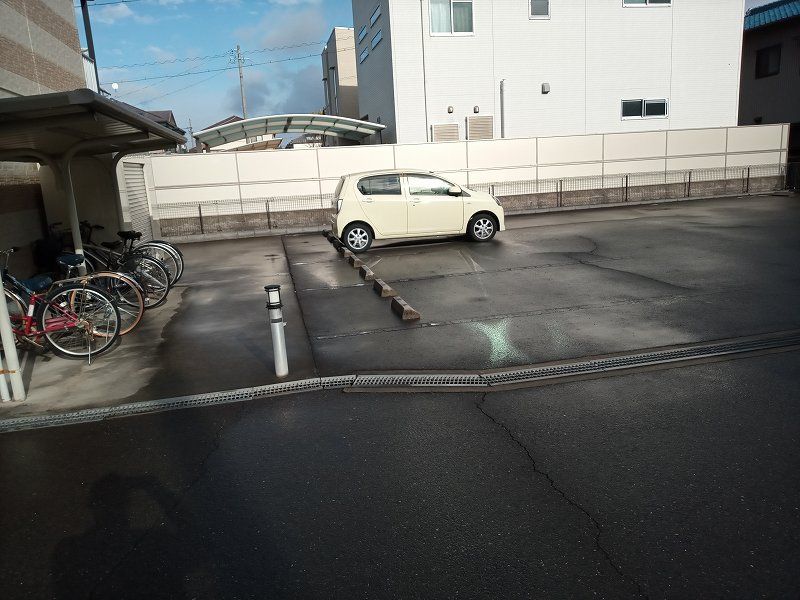 レオパレスＷＩＮ 駐車場