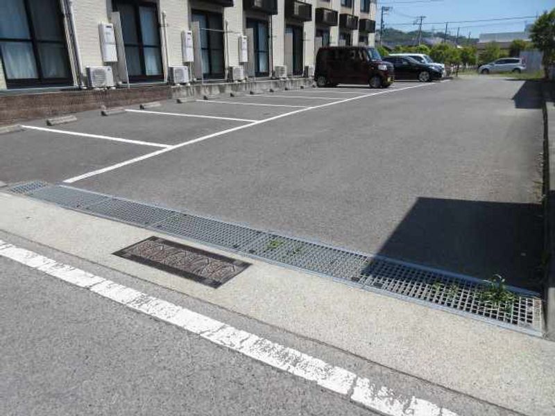 レオパレスプルメリア２２ 駐車場