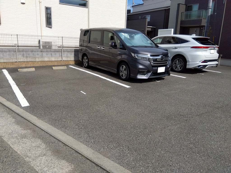 レオネクスト茜 駐車場