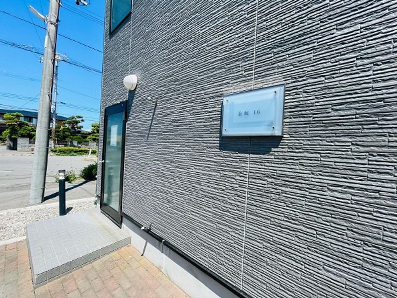 レオパレス金堀１６ エントランス