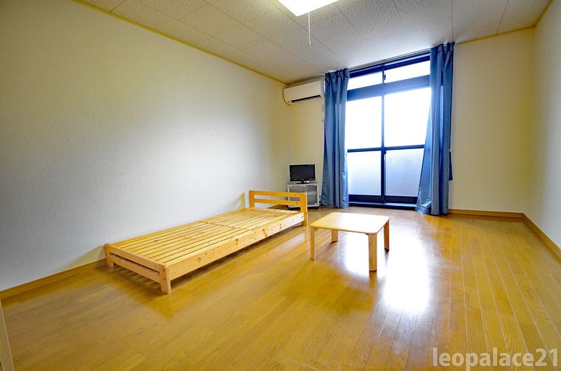 レオパレス上徳 居間