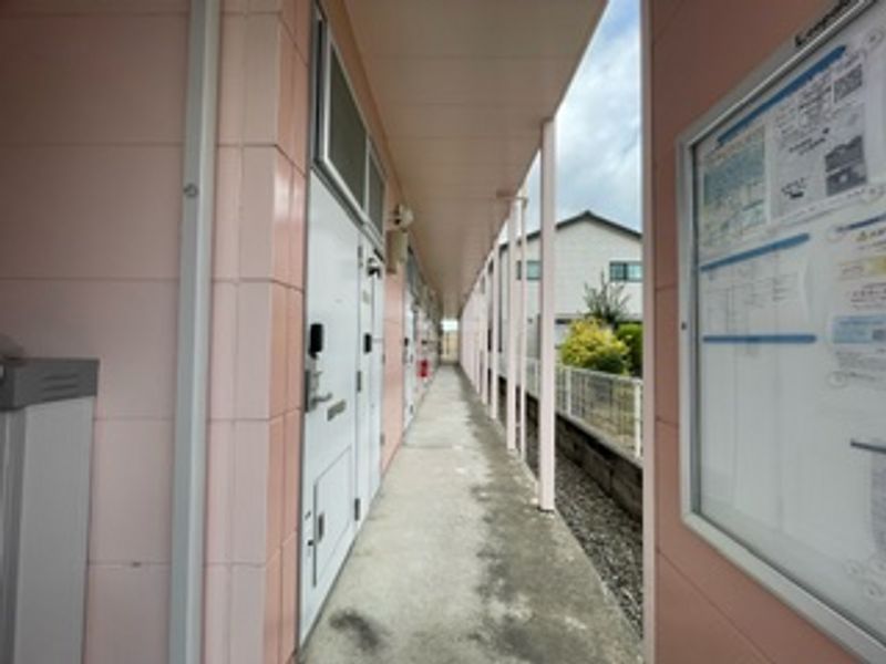 レオパレスブルージュ 玄関