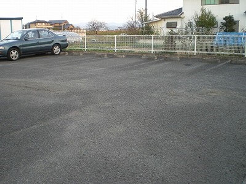 レオパレス伊達 駐車場