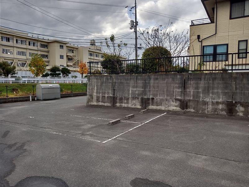 レオパレスラフィーネ 駐車場