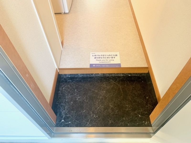レオパレスバンフィー 玄関