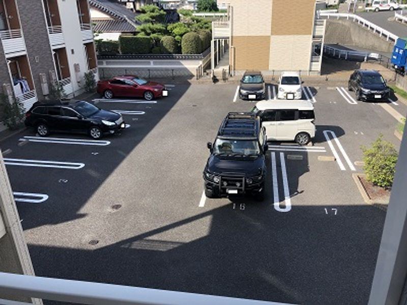 レオネクスト大町東 駐車場