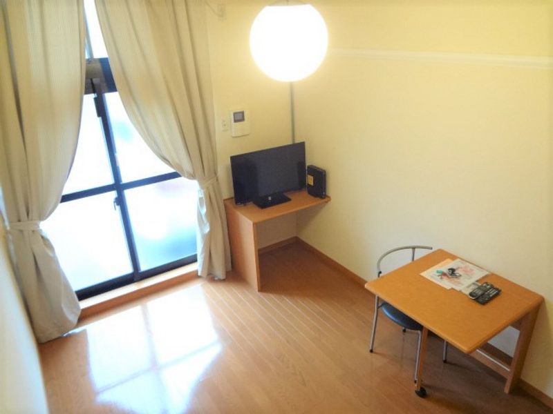 レオパレスフォレスト 居間