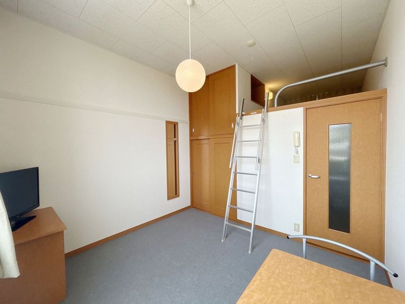 レオパレスサンヒダカ 居間