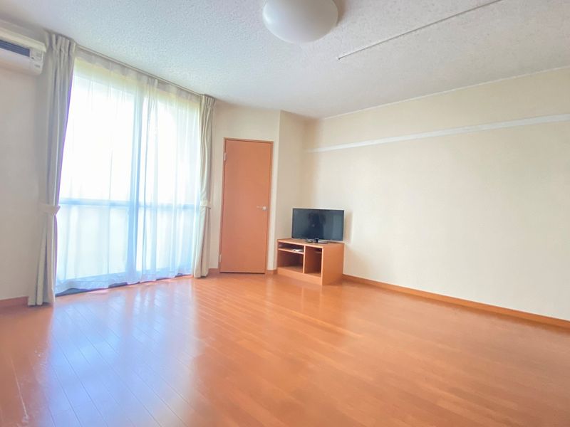 レオパレスアゼリアカーサ 居間