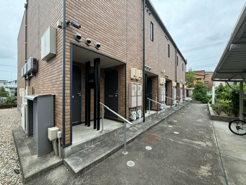 レオネクストスイセン 玄関