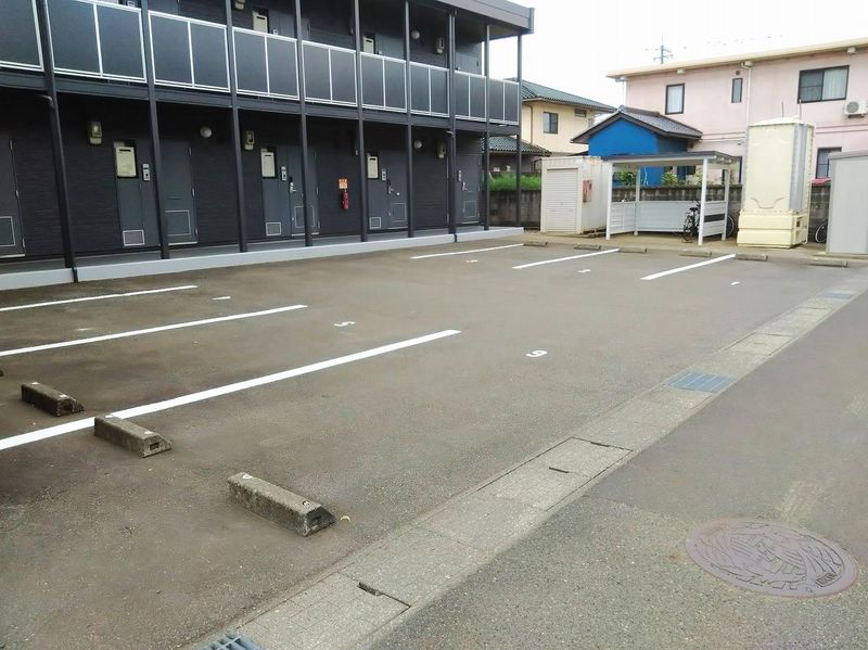 レオパレスハルスウィート２ 駐車場