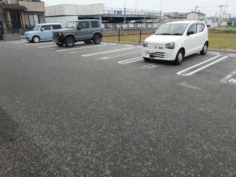 クレイノガーデンとねりこ 駐車場