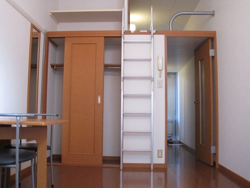 レオパレス幸福の木 居間