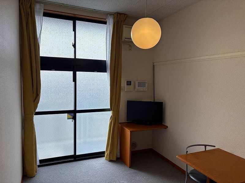 レオパレスＱＵＡＴＲＥ 居間