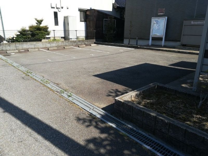 レオパレス蘭 駐車場