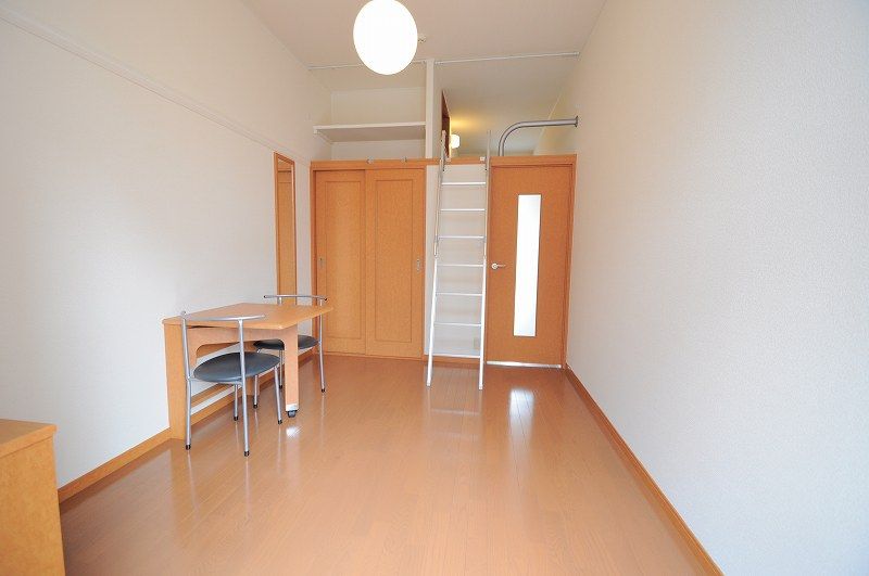 レオパレスエヌズハイツ 居間