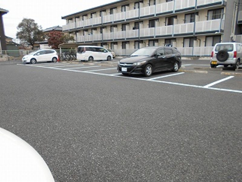 レオパレスクイーンハイツ小山 駐車場