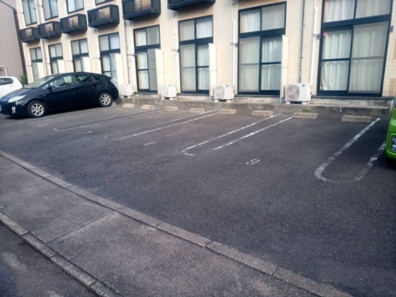 レオパレスモーブ中町 駐車場