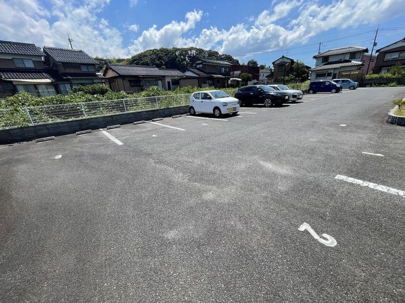 レオパレスレフォルム 駐車場