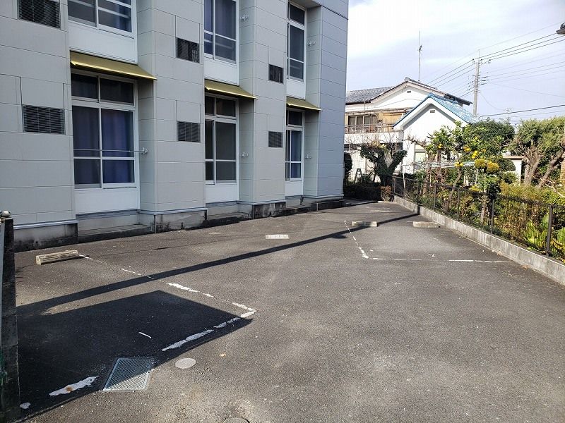 レオパレスプレーリー 駐車場