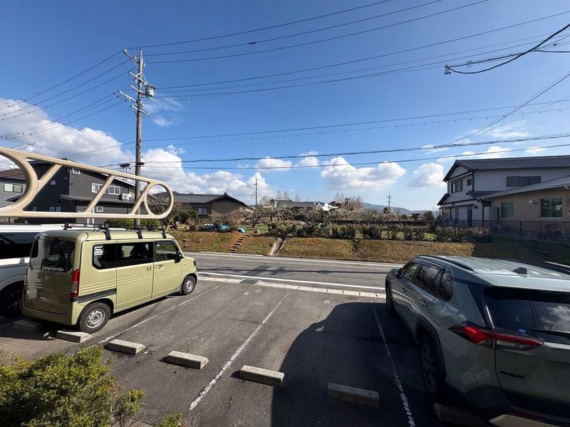 LEONEXT Road Sky View
