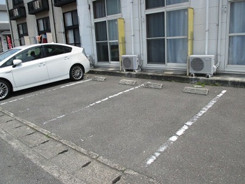 レオパレスサンライト 駐車場