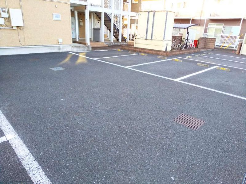 レオパレスモア天王 駐車場