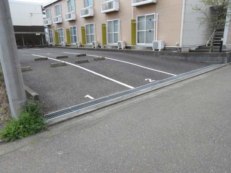 レオパレスパストラル 駐車場