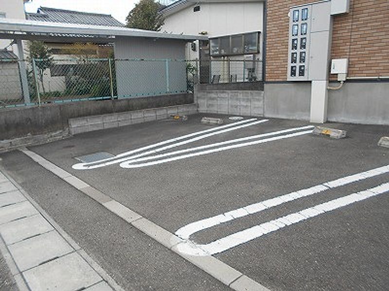 レオネクストアメニティささきの 駐車場