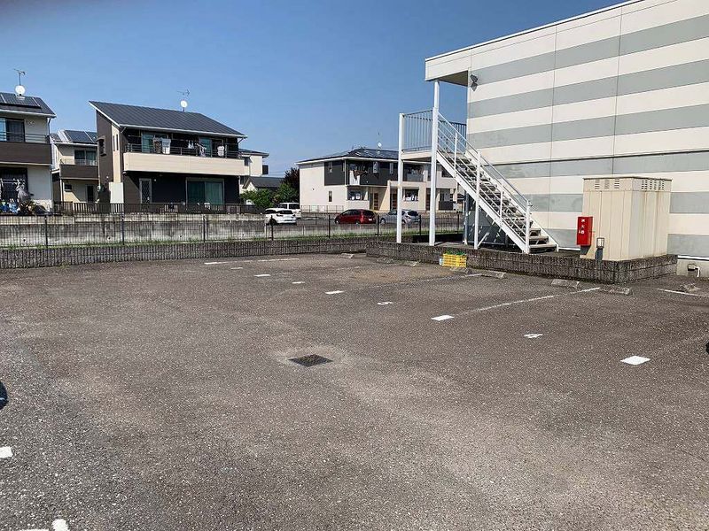 レオパレスおおそね 駐車場