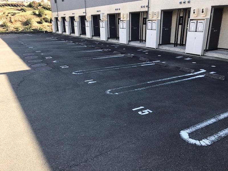レオパレスコシラ 駐車場