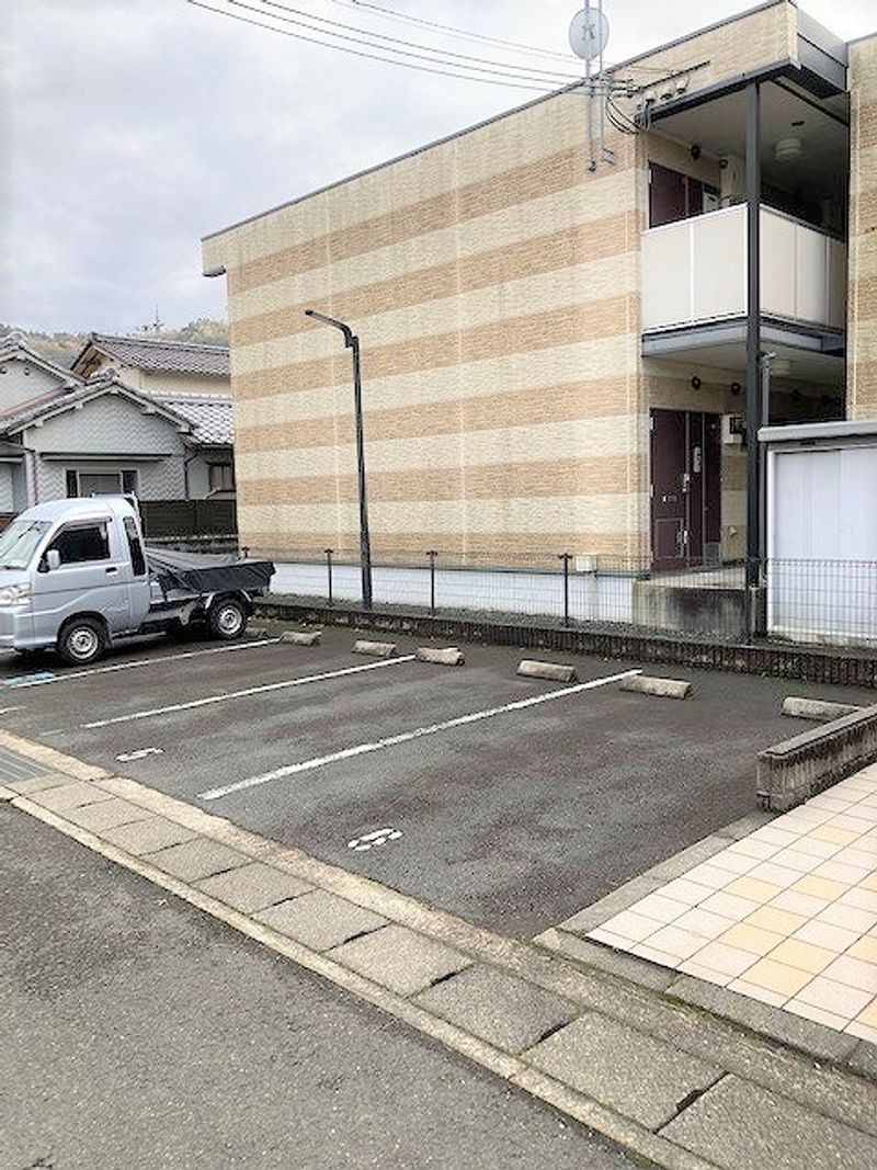 レオパレスすみれⅠ 駐車場