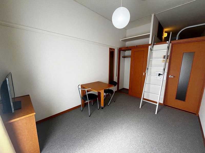 レオパレススターコート八雲台 居間