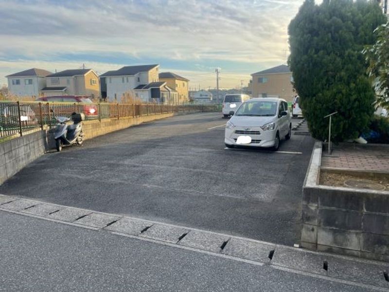 レオパレスメイプル６ 駐車場