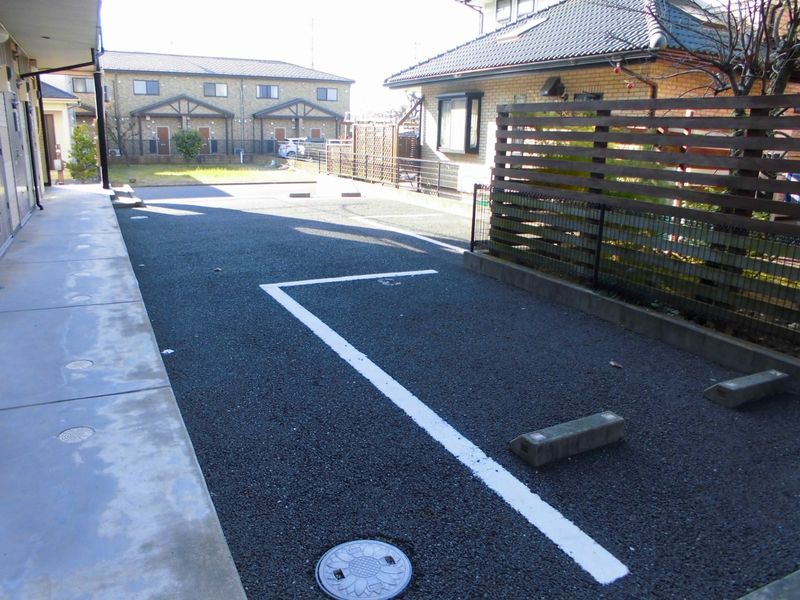 レオパレスアルキオネ 駐車場