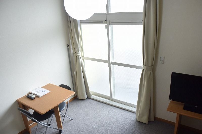 レオパレスキッショー 居間