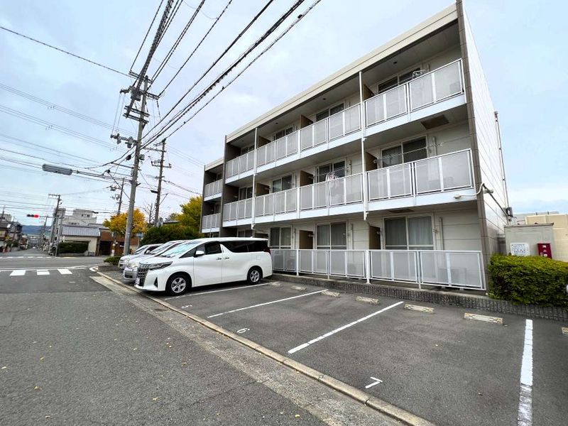 レオパレス北新 駐車場