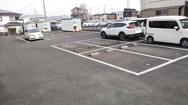 レオパレスプラド 駐車場