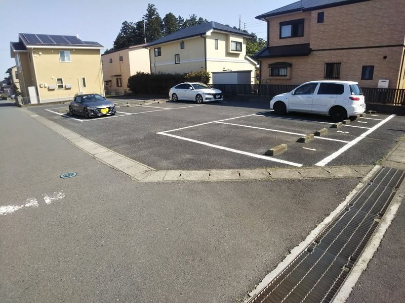 レオパレスラ・フレーズ 駐車場