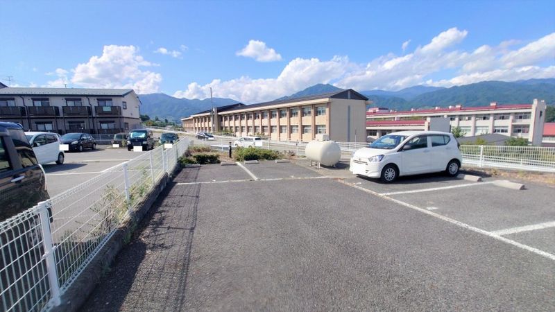 レオパレスマルベリー 駐車場