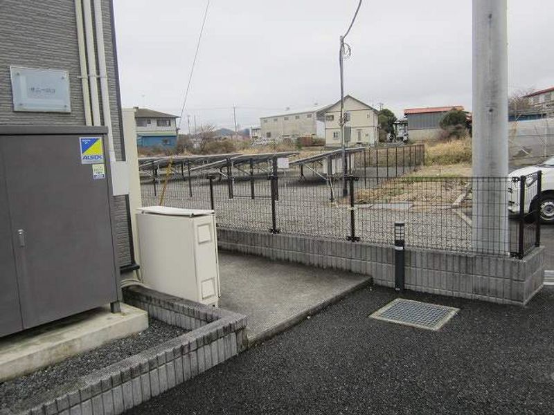 レオパレスサニーロコ エントランス