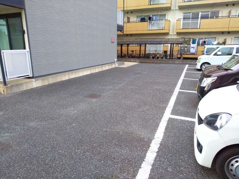レオパレスエリュシオン 駐車場