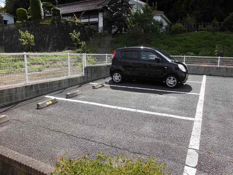 レオパレス榎戸 駐車場